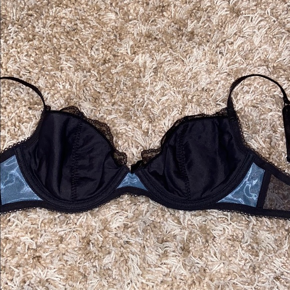 Victoria’s Secret lace underwire bra. - Picture 3 of 4